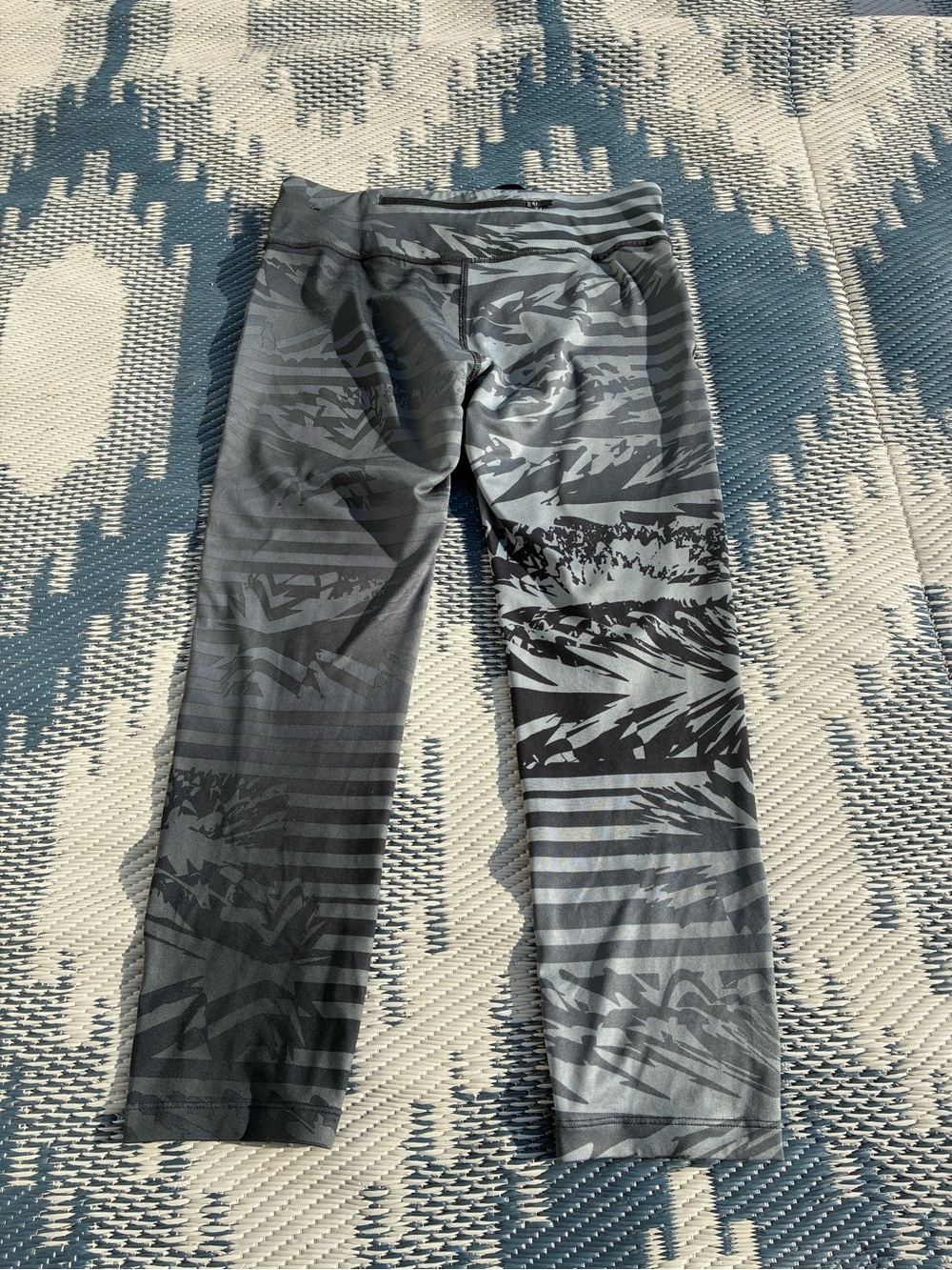 Nike Women's Black & Gray Patterned  Cropped Training Leggings - Picture 6 of 10